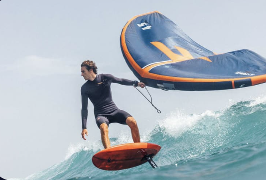 Un rider en wingfoil à Hyères